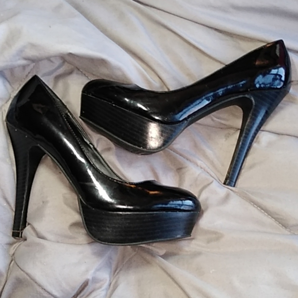 Black Sofia Vergara pumps size 7